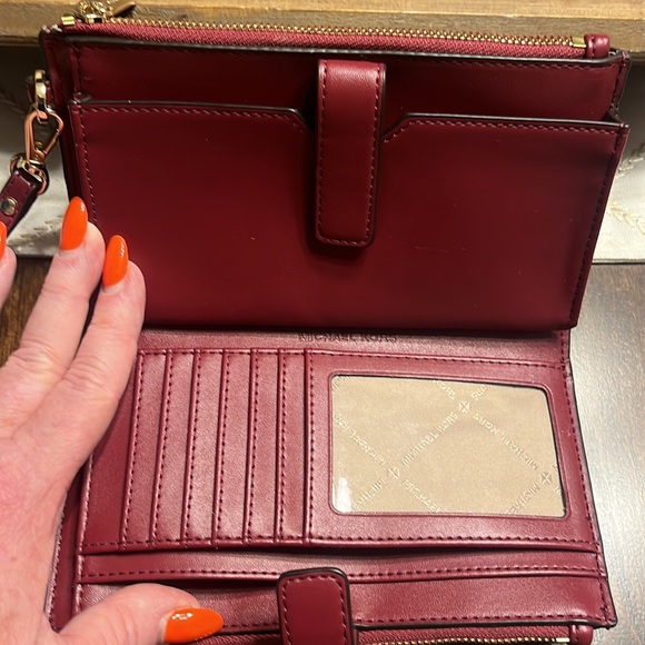 Like new Michael Kors wristlet/wallet - Picture 10 of 10